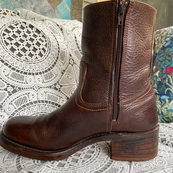 Frye Campus Shorties in Chestnut EUC - Picture 3 of 15